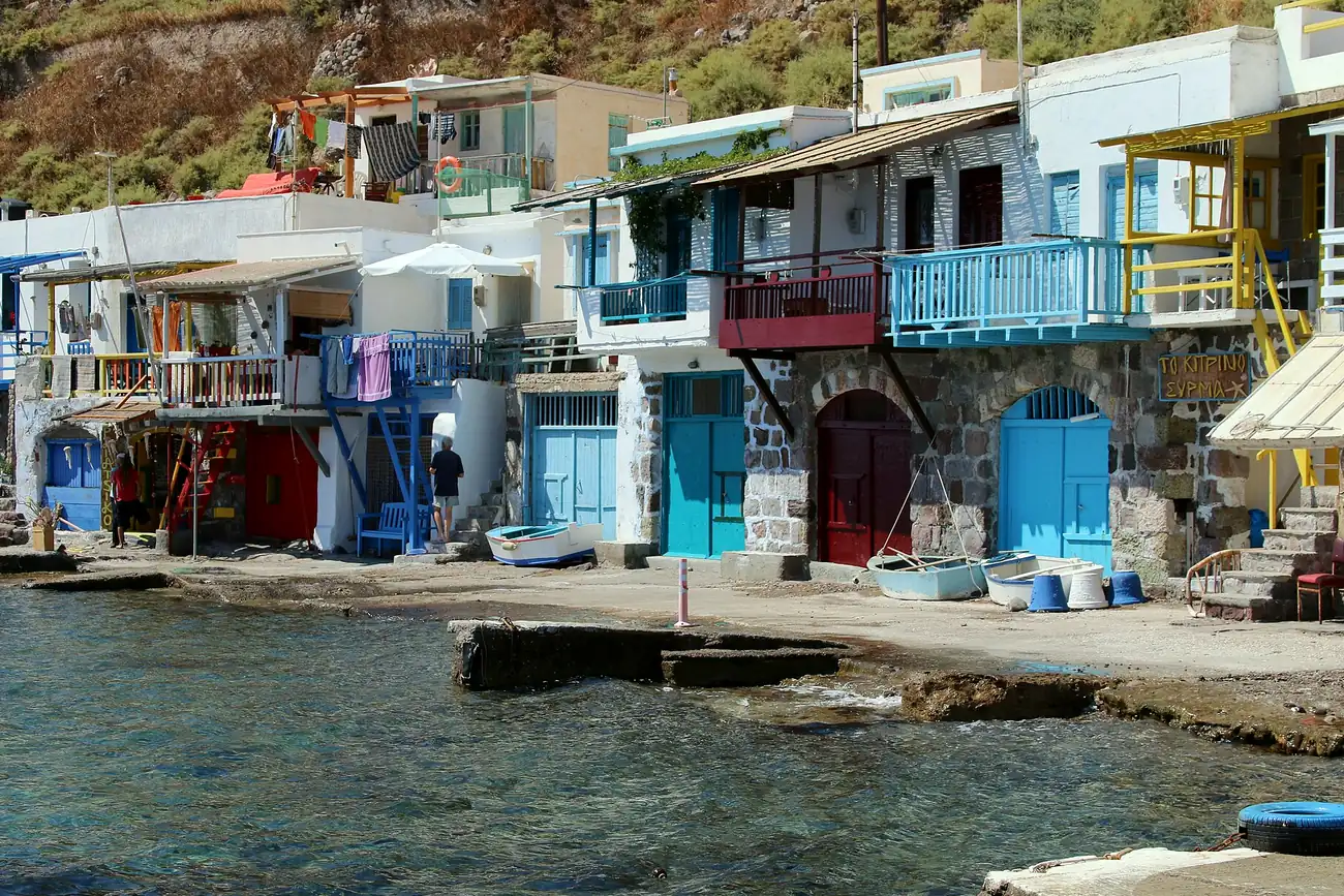 Las casas de pescadores de colores de Klima, en Milos, a ras del agua
