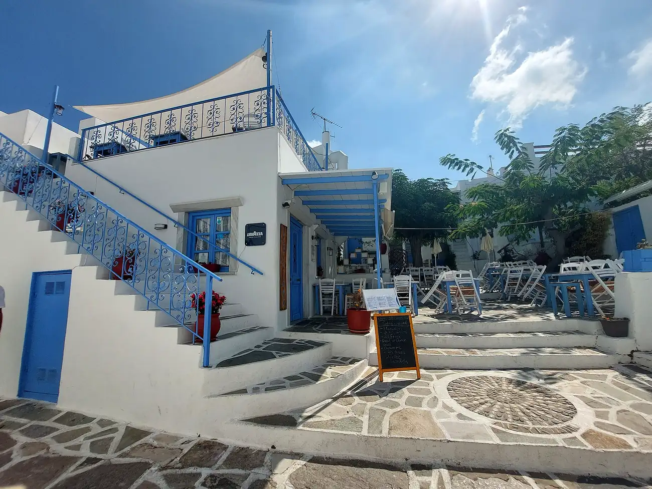 Plaza de Lefkes, en el interior de Paros, con escalera blanca de barandilla azul