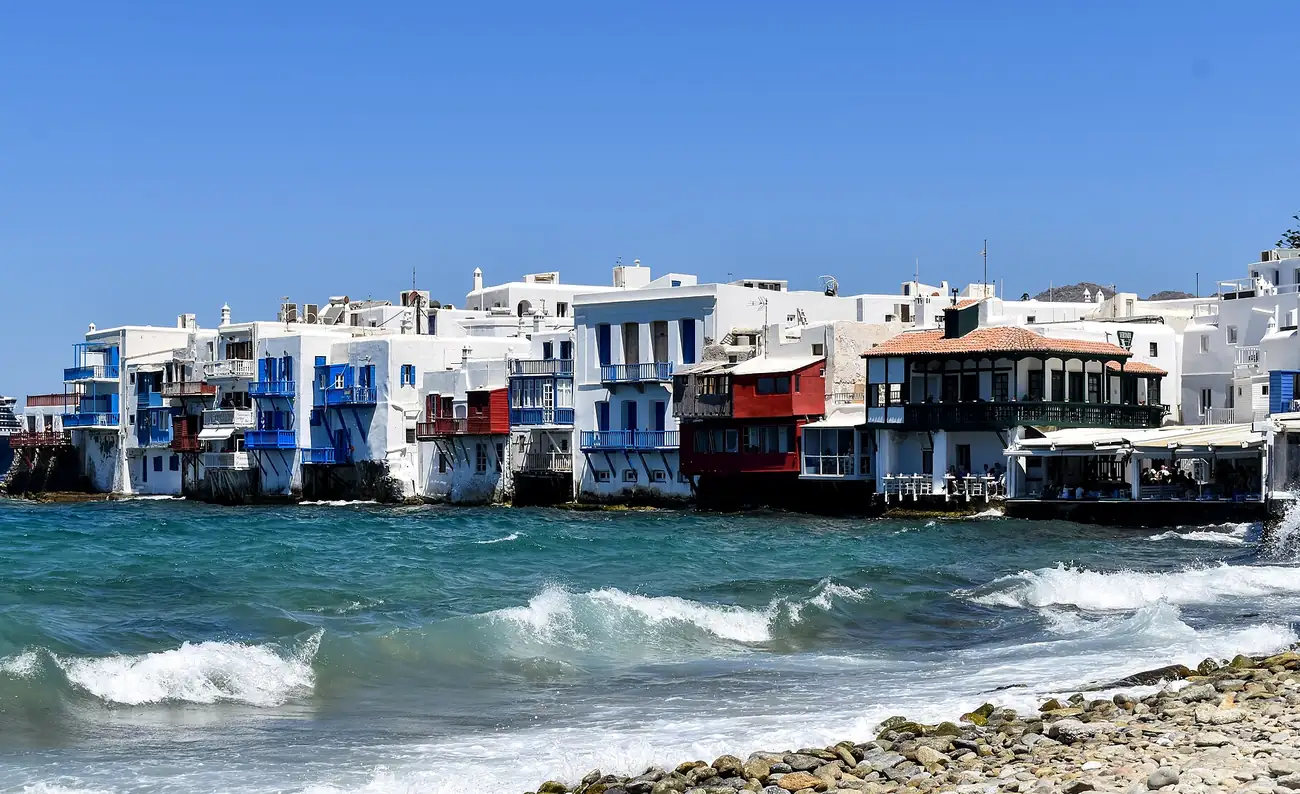Casas de Little Venice en Mykonos con los balcones sobre el mar y oleaje