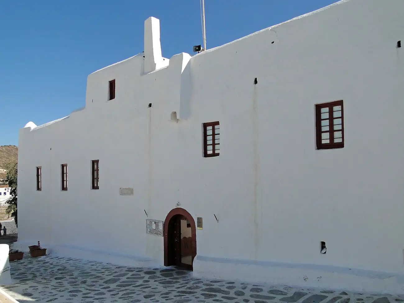 Fachada blanca del monasterio de Panagia Tourliani en la plaza de Ano Mera, Mykonos