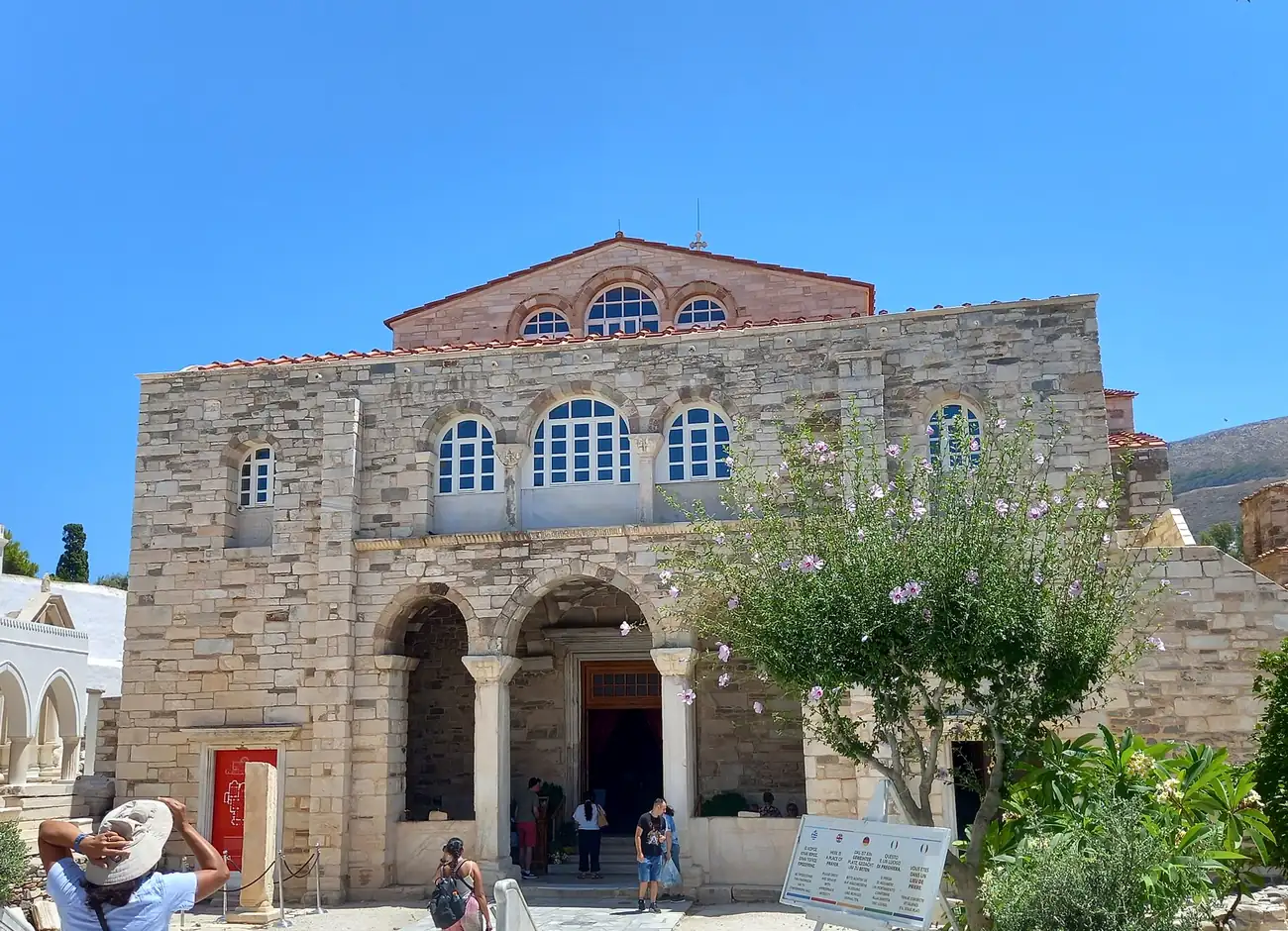 Fachada de piedra de la iglesia de Panagia Ekatontapiliani en Parikia, Paros
