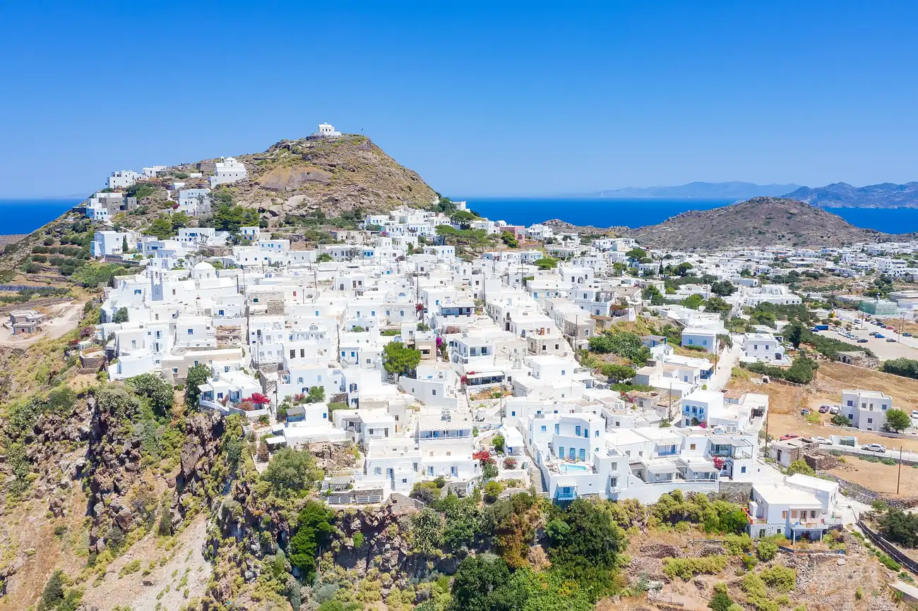 Plaka, la capital de Milos, con sus casas blancas en la colina y el Kastro arriba