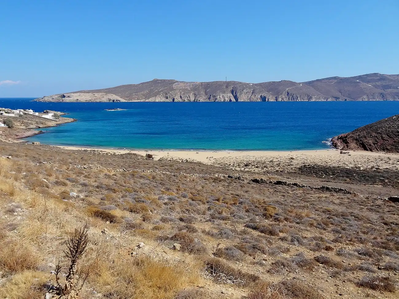 Cala de Agios Sostis en el norte de Mykonos, sin hamacas, vista desde la ladera