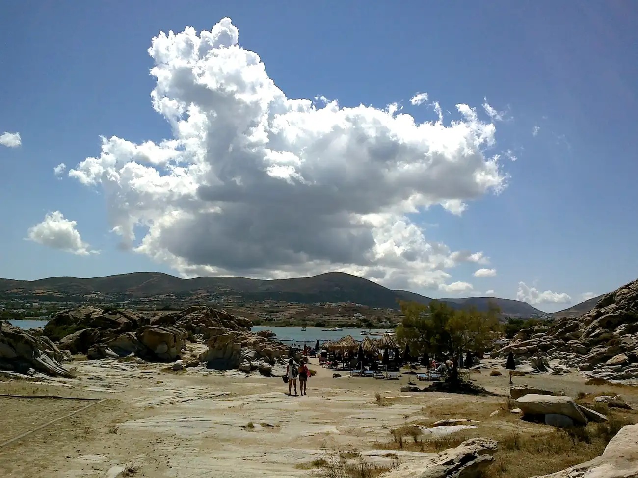 Rocas de granito de la playa de Kolymbithres en la bahía de Naoussa, Paros