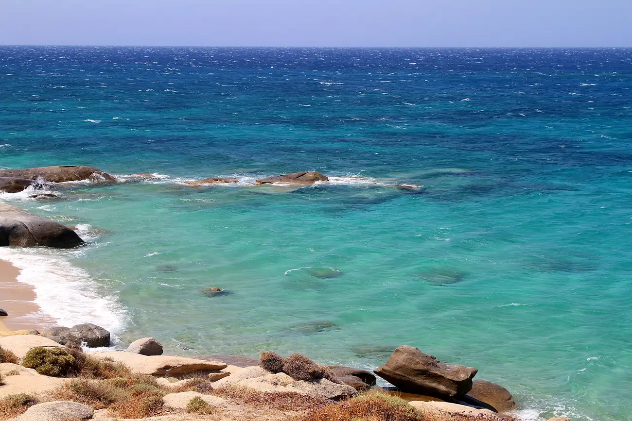 Agua turquesa y rocas en la playa de Plaka, en la costa oeste de Naxos