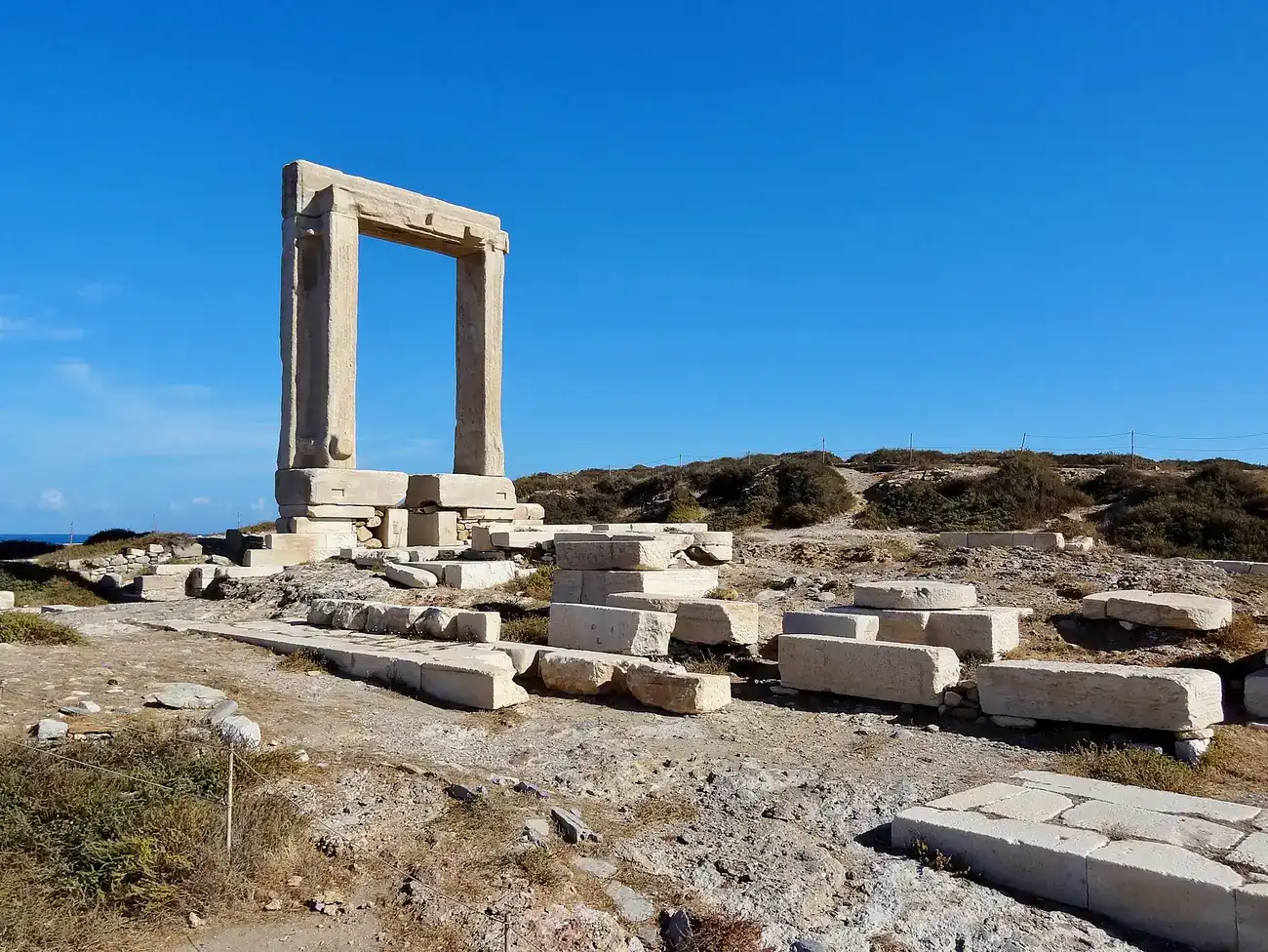 La Portara de Naxos, la gran puerta de mármol del templo de Apolo junto al mar