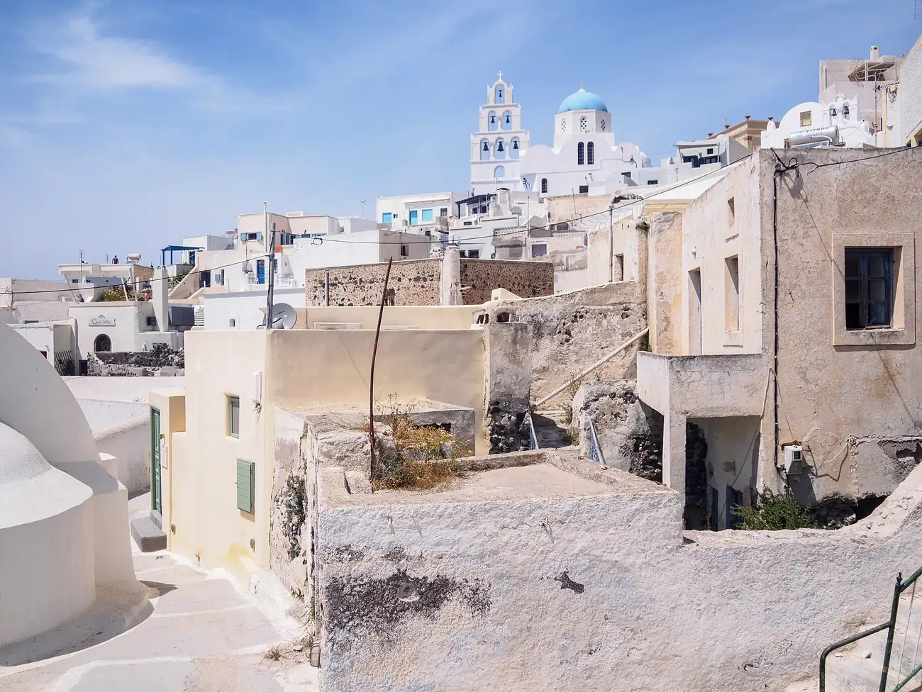 Casas blancas del pueblo de Pyrgos subiendo hacia sus iglesias de cúpula azul