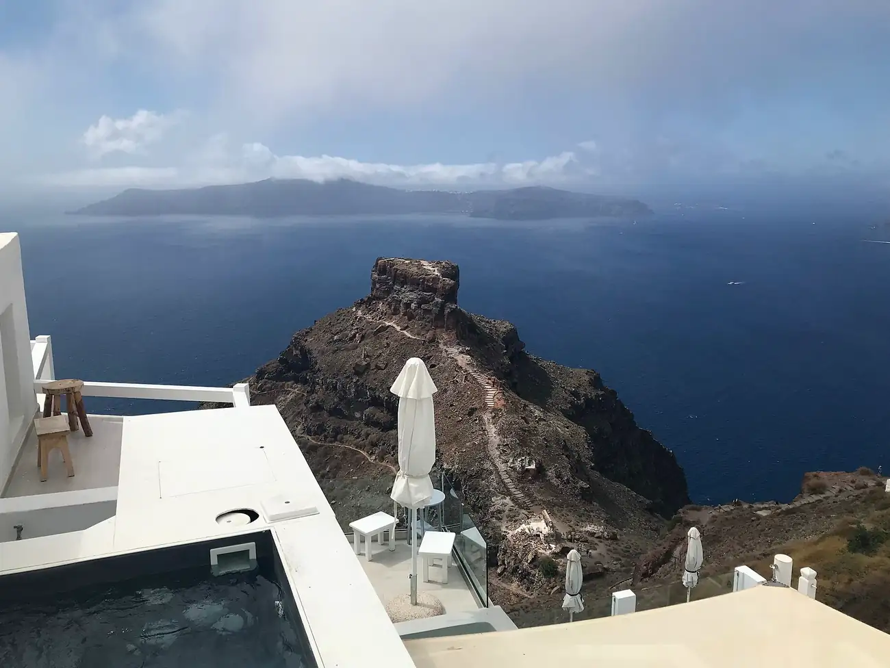 La roca Skaros vista desde Imerovigli, con el sendero de bajada y la caldera detrás