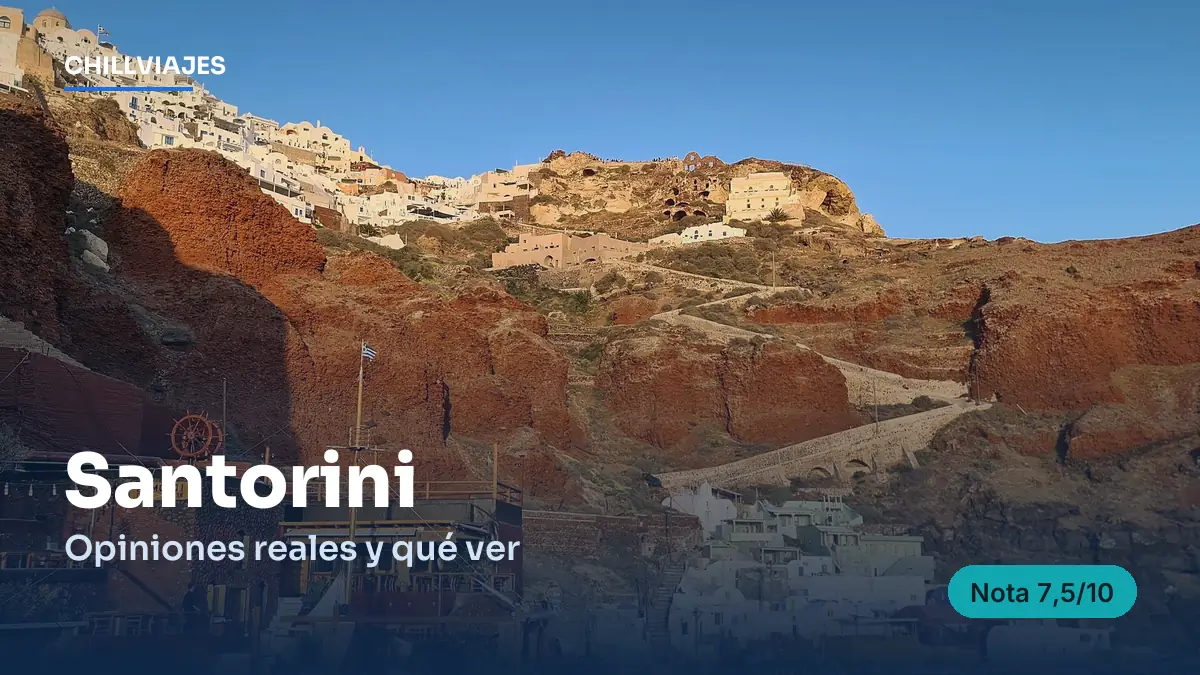 Puerto de Amoudi Bay bajo los acantilados de Oia con el rótulo Santorini opiniones y la nota 7,5 sobre 10