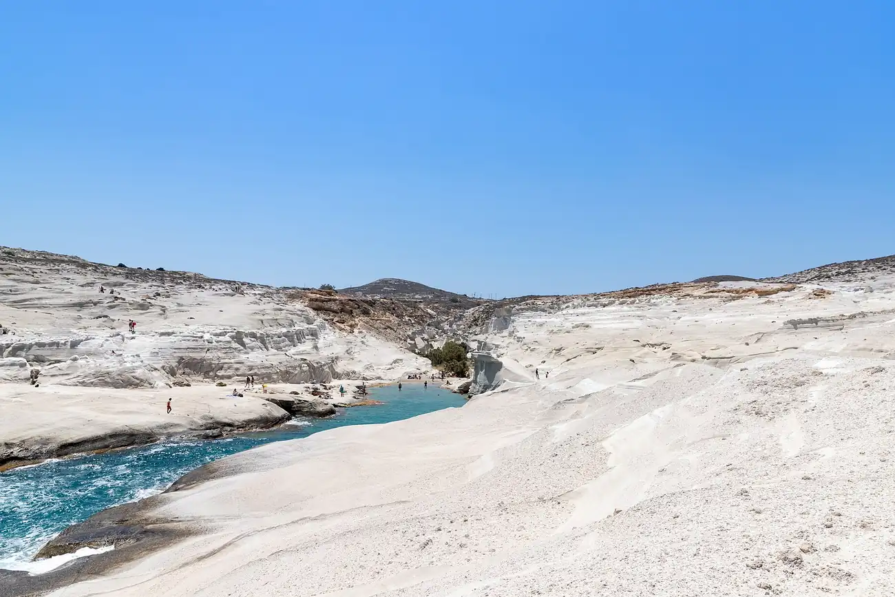 Las rocas volcánicas blancas de Sarakiniko en Milos con la lengua de agua turquesa