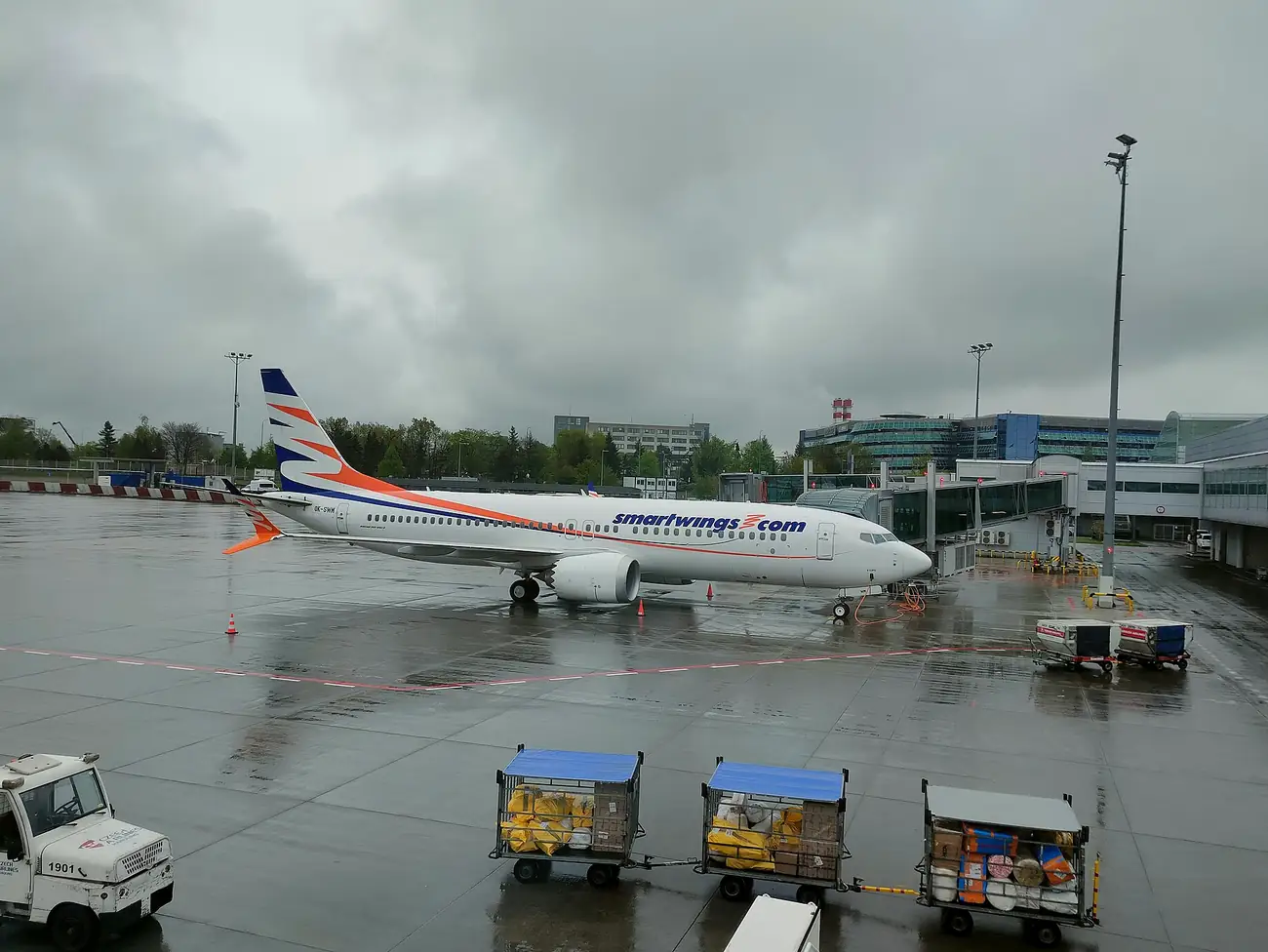 Avión de Smartwings aparcado en la terminal del aeropuerto Václav Havel de Praga en un día de lluvia