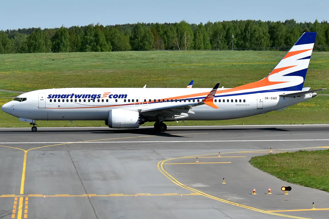 Boeing 737 MAX 8 de Smartwings rodando por la pista antes de despegar