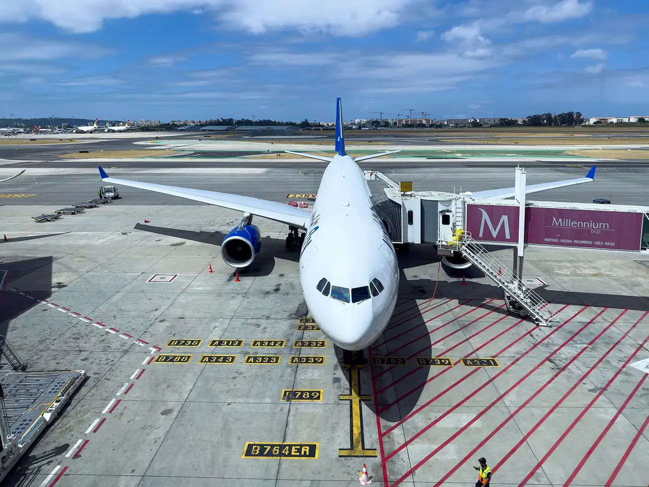 Avión de World2Fly conectado a la pasarela de embarque en el aeropuerto de Lisboa