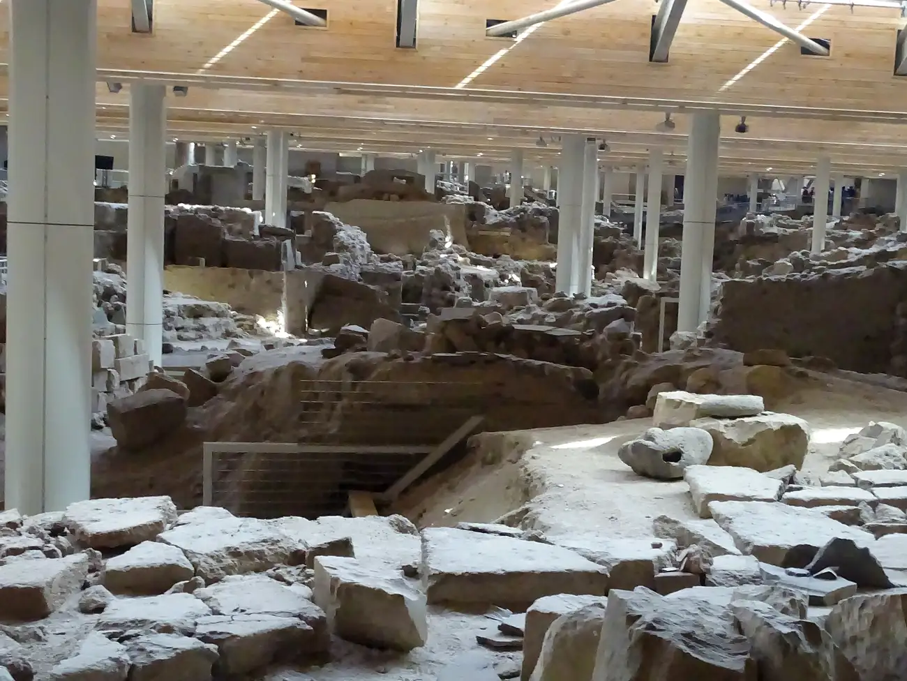 Calles y casas excavadas del yacimiento de Akrotiri bajo su cubierta moderna